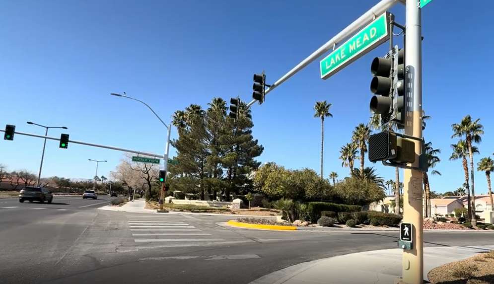 Accidente en Las Vegas: Oficial Fuera de Servicio Herido en Choque Matutino