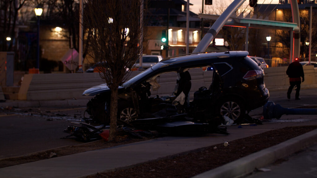 Accidente en East Colfax Deja a Conductor Gravemente Herido y Cierres Viales
