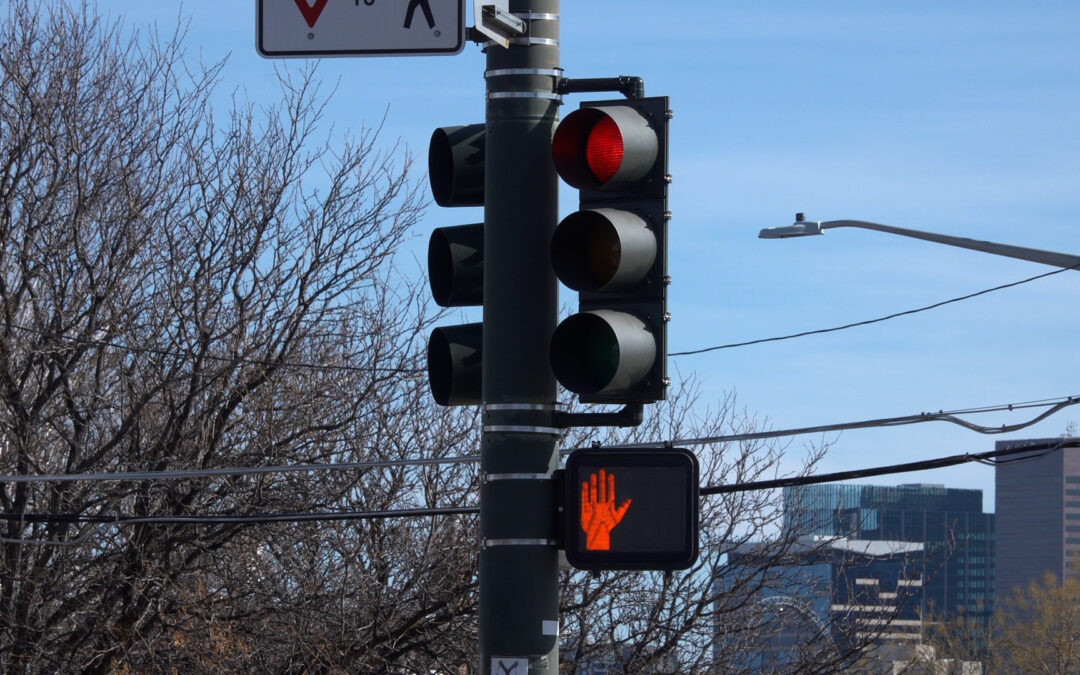 Multas por señales de tránsito en Colorado aumentan un 22.5% para mejorar la seguridad vial