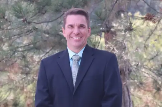 Cherry Creek Schools Congela Contratos y Viajes Tras Renuncia del Superintendente