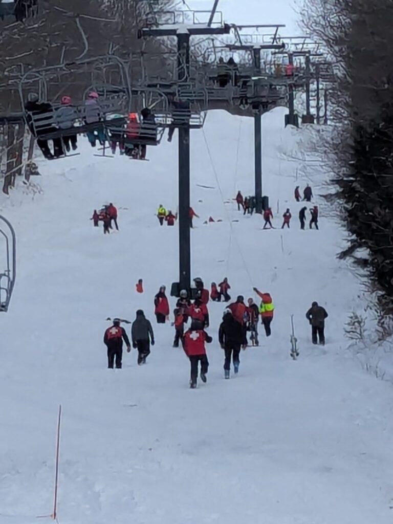 Rescate exitoso de 59 personas tras falla en telesilla en New Hampshire