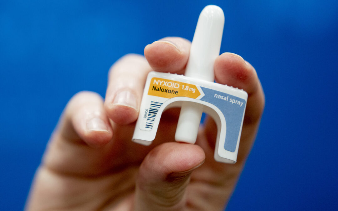 Escuelas de Kansas Deben Almacenar Naloxona y Educar sobre Prevención del Fentanilo