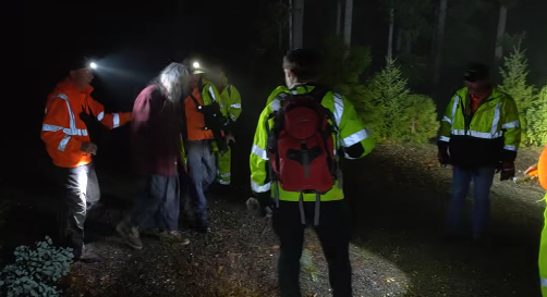 Rescate exitoso: Un equipo de búsqueda salva a un anciano desaparecido en la maleza de manzanita