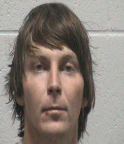 Sospechoso es buscado tras no comparecer ante la corte por múltiples cargos criminales