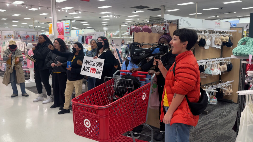 Protesta en Target de Kearny Mesa contra la colaboración con ICE
