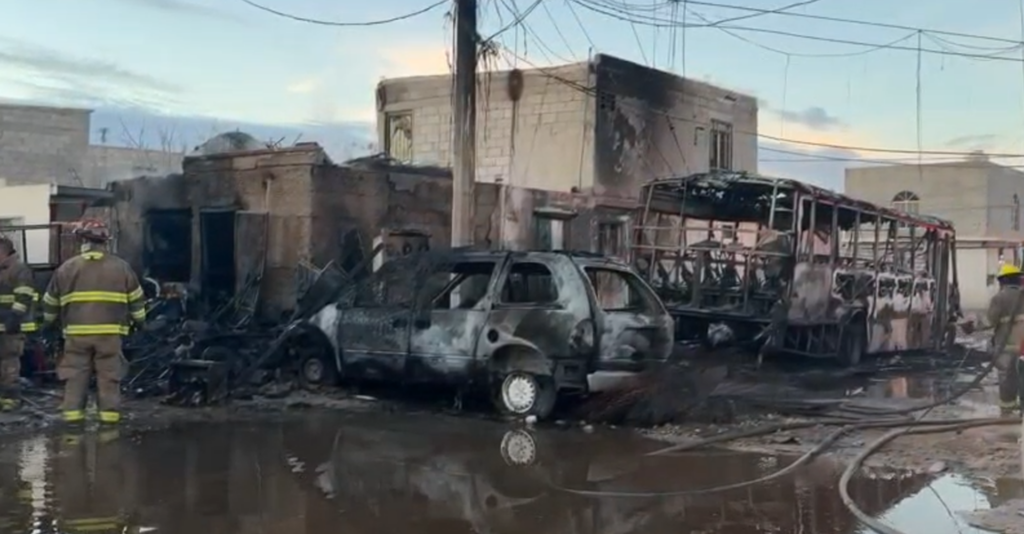 Incendio en Ciudad Juárez causado por cortocircuito destruye vivienda y vehículos