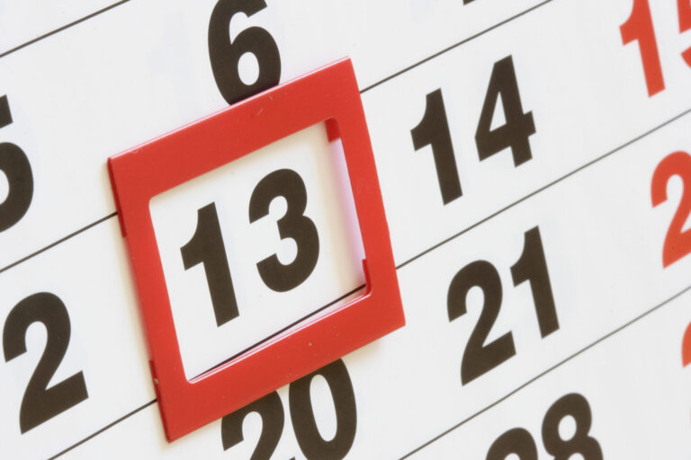 Viernes 13: Desmontando Mitos de Supersticiones y Mala Suerte