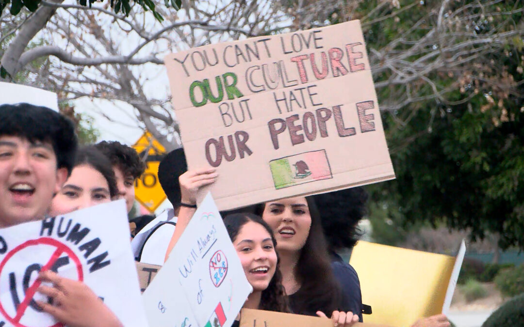 Estudiantes de Eastlake Protestan Contra Operativos de ICE y Demandas de Derechos Humanos