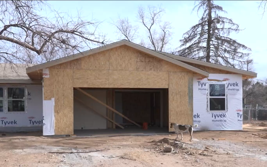 Familia se ve obligada a dormir en el patio trasero debido a una remodelación de casas inconclusa