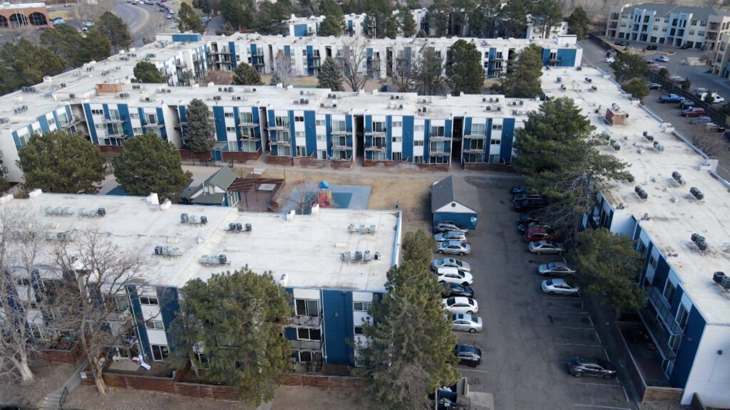 Inquilinos de The Raven en Denver presentan demanda colectiva por condiciones insalubres