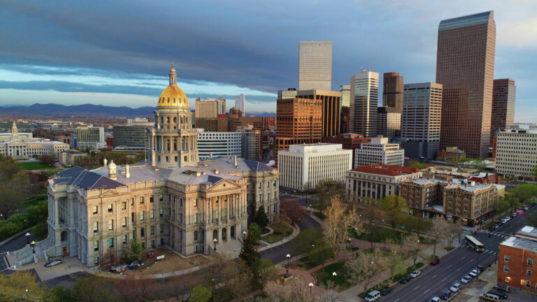 Cierres y Servicios Esenciales en Denver Este Día de los Presidentes