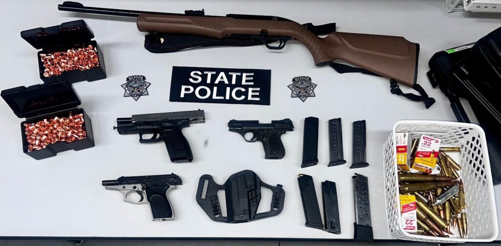 Arrestan a un hombre en Reno tras el hallazgo de múltiples armas de fuego en su residencia