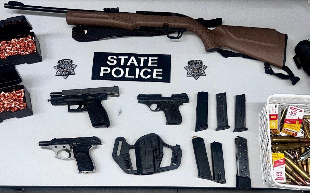 Arrestan a un hombre en Reno tras el hallazgo de múltiples armas de fuego en su residencia