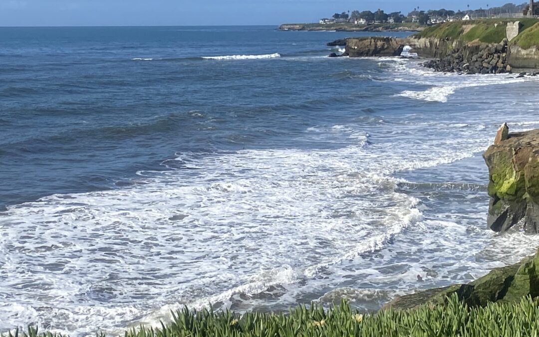 Alto Oleaje en Monterey y Santa Cruz: Autoridades Emiten Alertas y Rescates Dramáticos