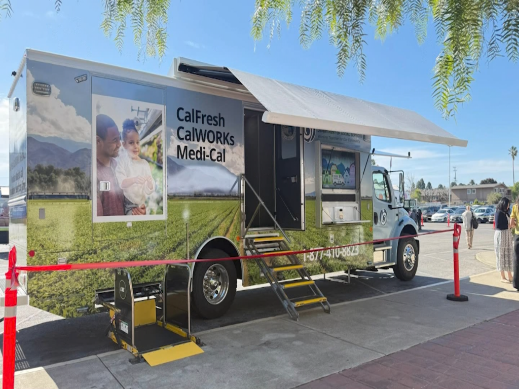 Monterey Lanza Oficina Móvil para Servicios Sociales en Beneficio de la Comunidad