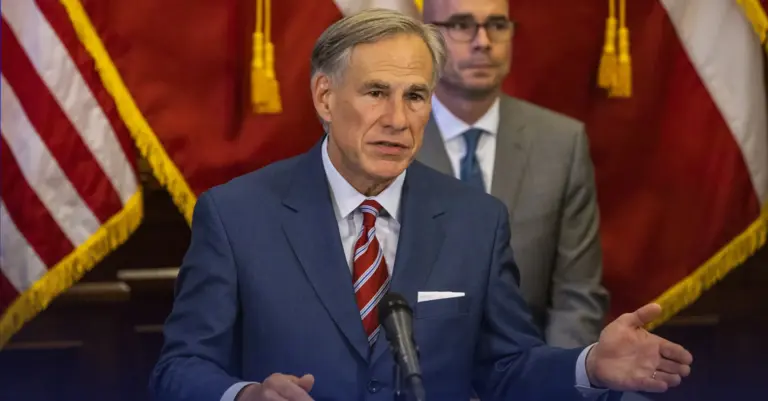 Gobernador Abbott celebra el récord de solicitudes en el programa de elección escolar en Texas