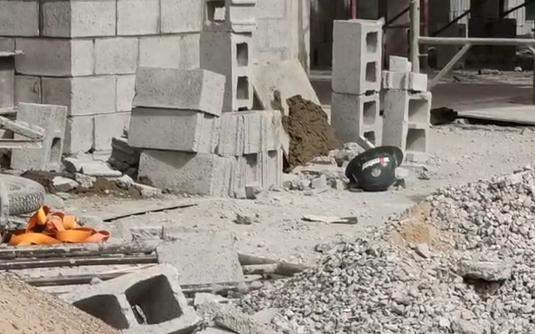 Accidente en Ciudad Juárez: Dos trabajadores hospitalizados tras impacto de material de construcción