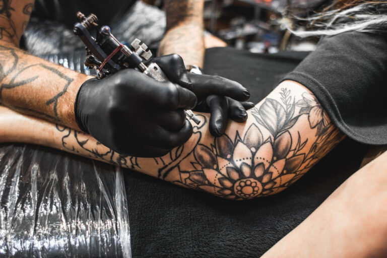 Tatuador de Colorado, Darren Arellano, Establece Récord Guinness en Sesión de Tatuaje de 64 Horas