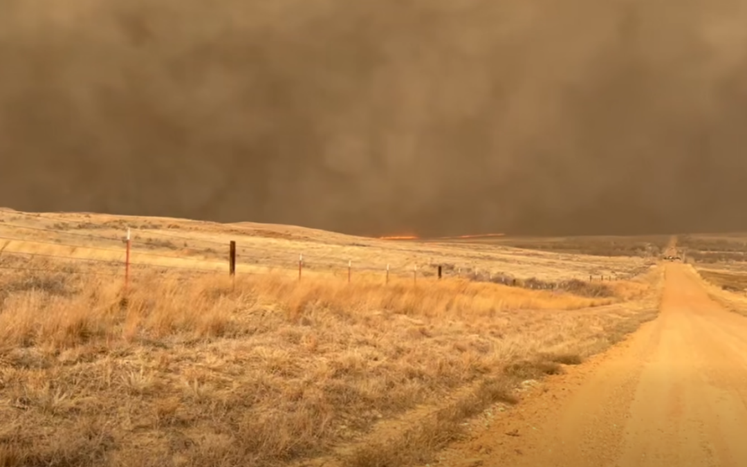 Incendios Forestales en Kansas Provocan Cierres Temporales de Carreteras