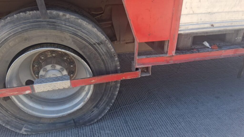 Motociclista Sobrevive Milagrosamente a Impacto con Tractocamión en Gómez Palacio