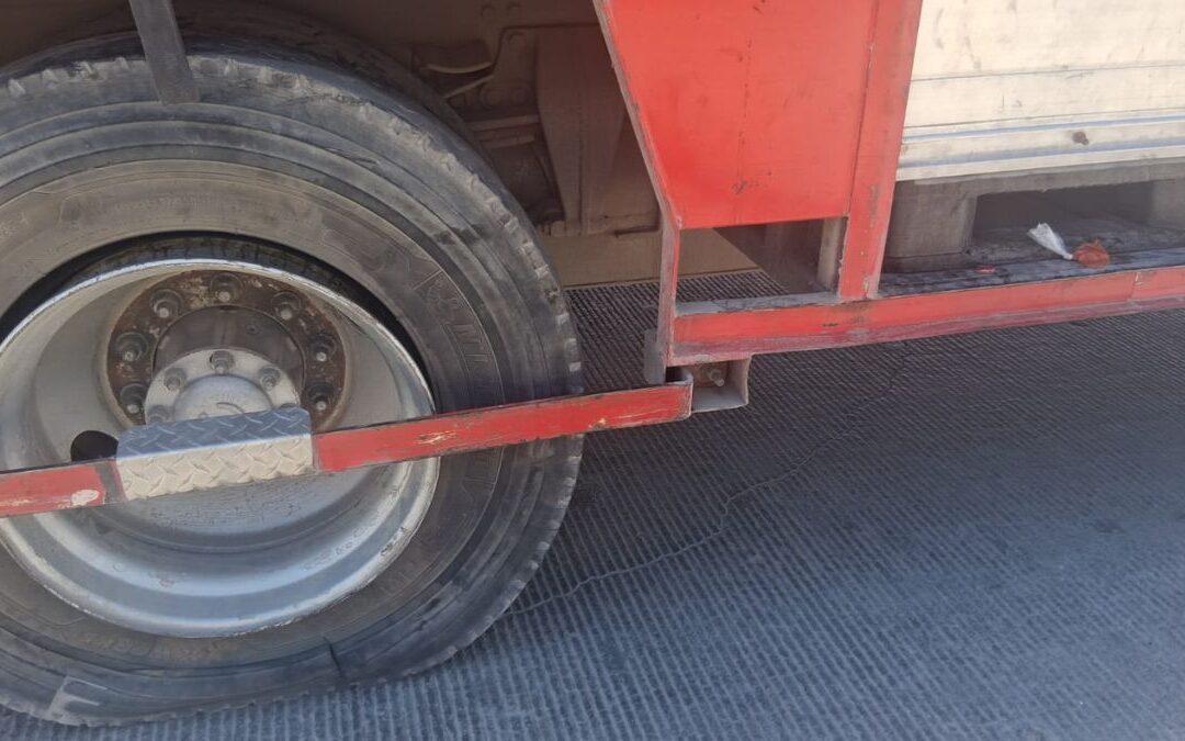 Motociclista Sobrevive Milagrosamente a Impacto con Tractocamión en Gómez Palacio