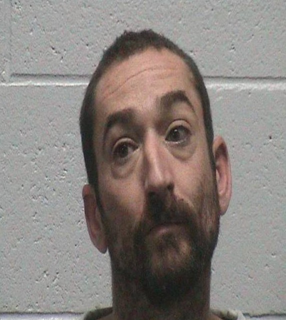 Buscan a prófugo peligroso tras no comparecer ante la corte