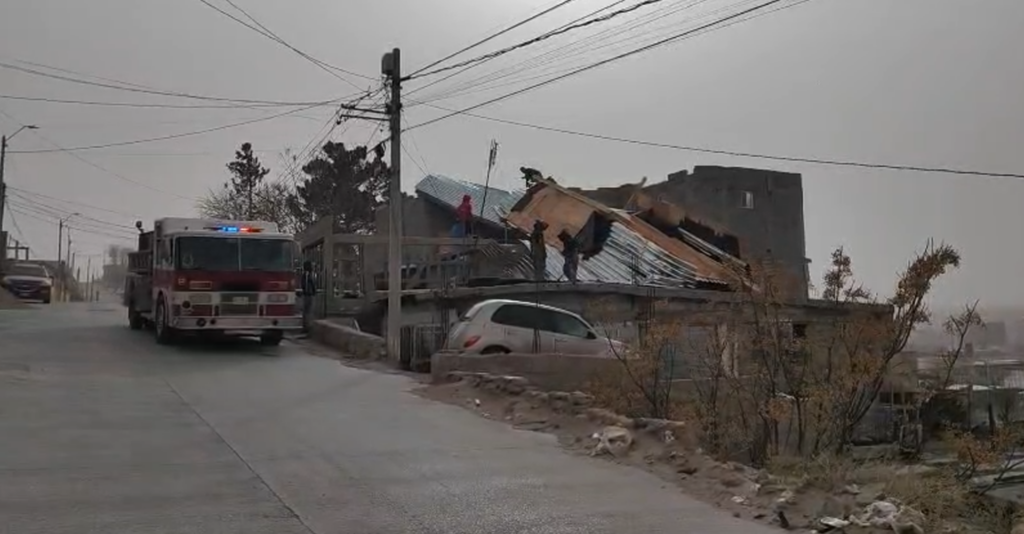 Vientos Fuertes Arrancan Techo de Vivienda en Ciudad Juárez