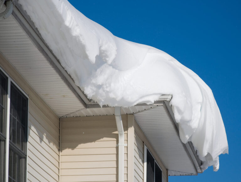 Daños en techos por nieve y hielo: un problema creciente en Rhode Island