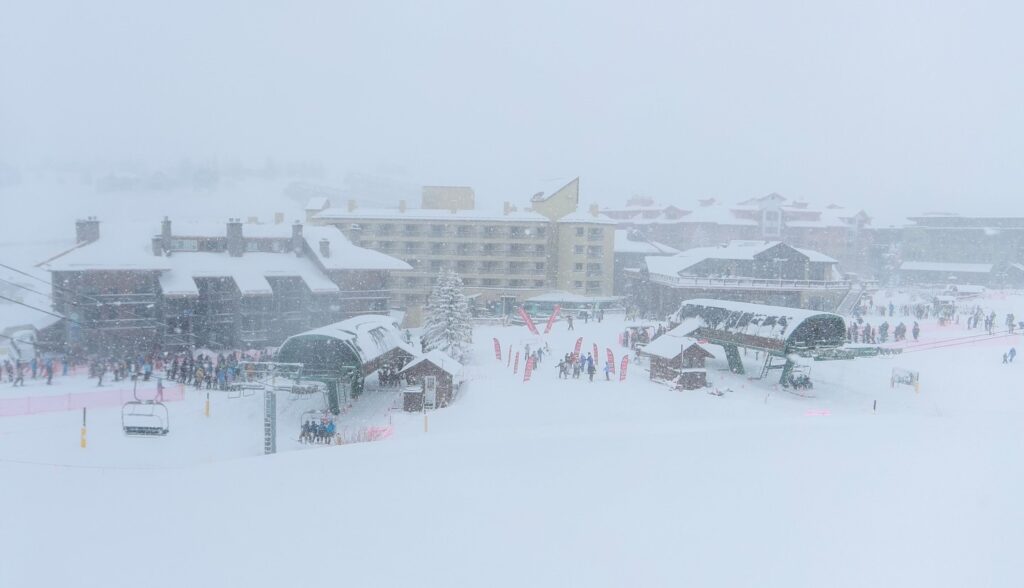 Nieve en Colorado: Más de dos pies caen en estaciones de esquí tras tormenta invernal