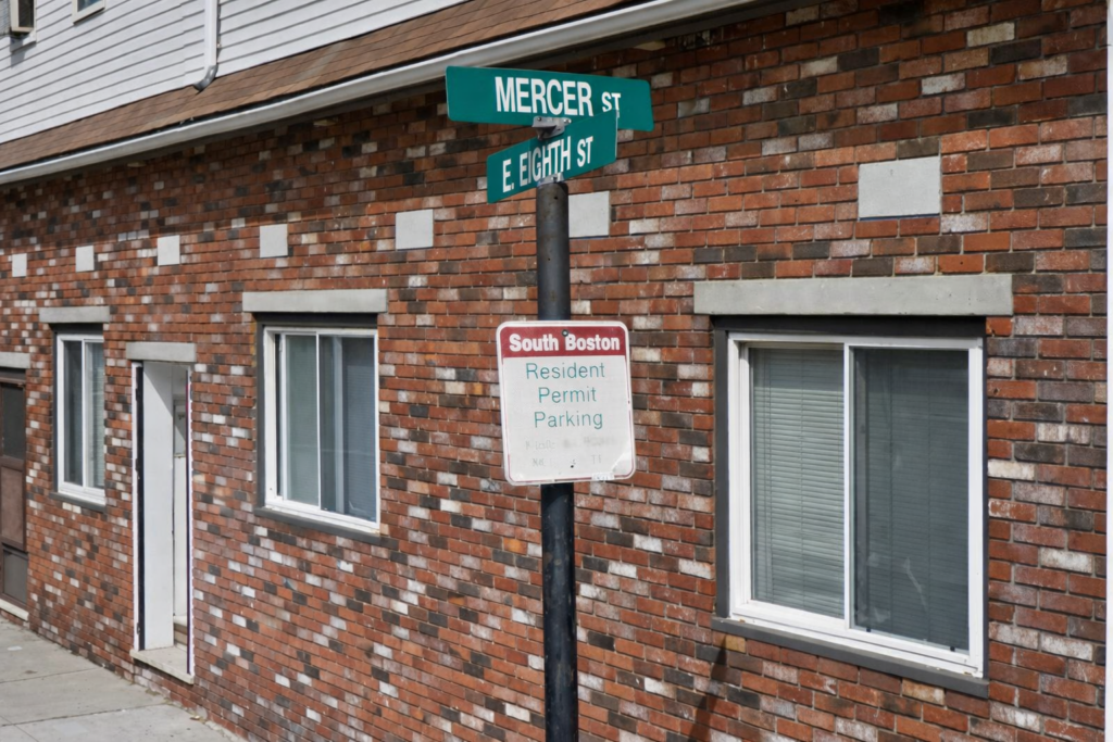 Intruso causa alarma en South Boston: Residente encuentra hombre en su dormitorio