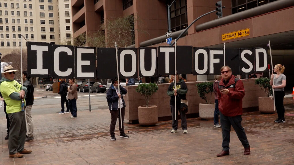 Juan Vargas se Une a la Protesta “ICE Fuera de San Diego” en el Centro de San Diego