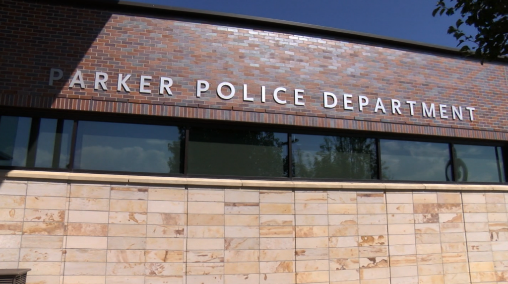 Investigación Policial en Parker: Ex Sargento Troy Brienzo Bajo Scrutinio