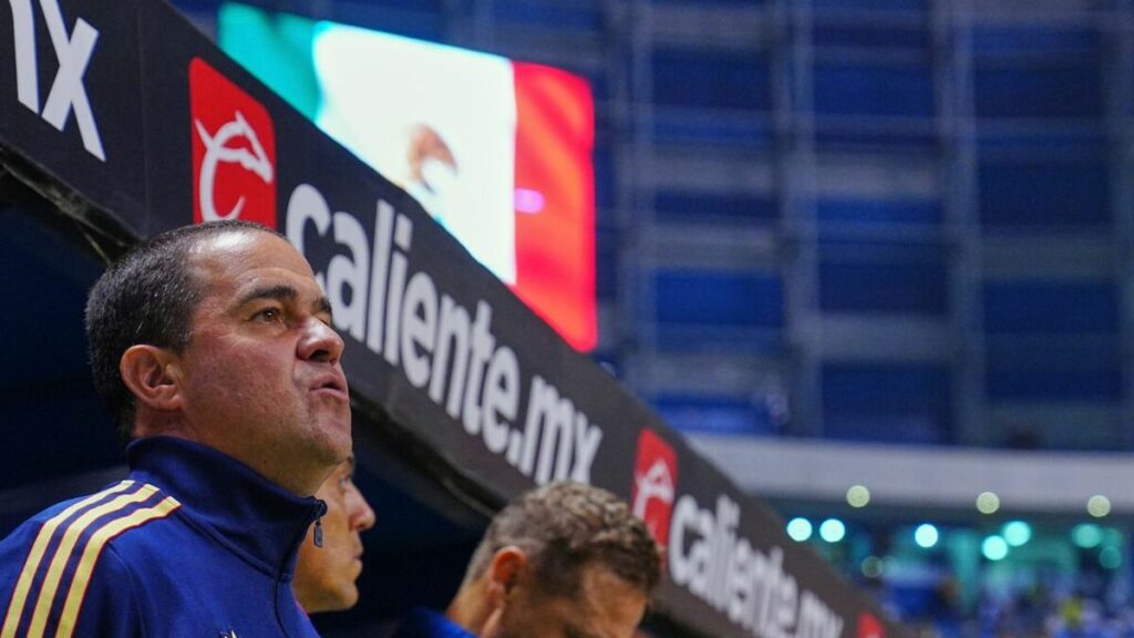 André Jardine Impacta al Cantar el Himno Nacional Mexicano Antes del Partido ante Puebla