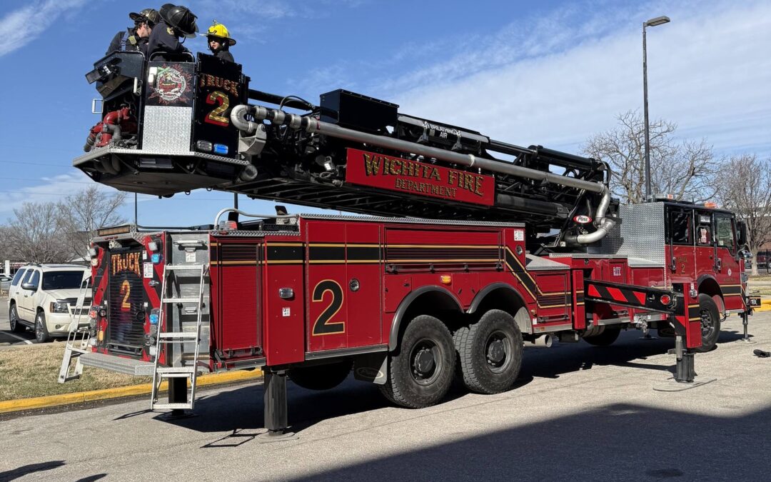 Emotivo gesto de bomberos en Kansas: niño ve a su padre herido en incendio forestal