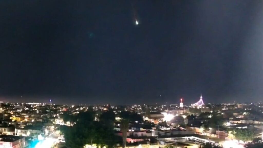 Increíble meteoro ilumina el cielo de Guadalajara: ¡Capturan el momento en video!