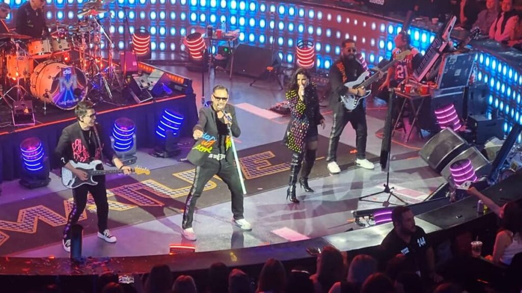 Matute Revoluciona el Domo Care con una Fiesta Ochentera Inolvidable