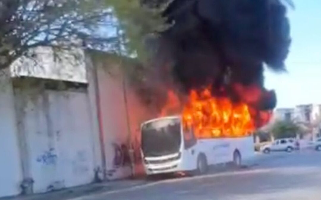 Incendio de Camión de Personal en Apodaca: Bomberos Responden a Presunto Incendio Intencional | VIDEO