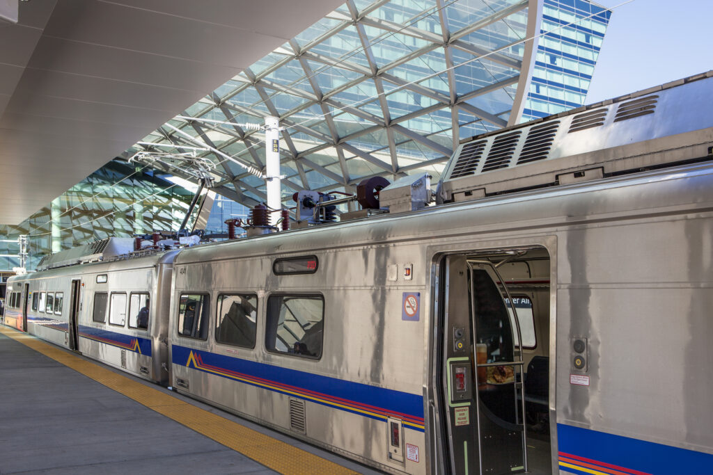 DIA Considera Soluciones para la Congestión Vial: Expansión de RTD y Nuevos Carriles de Autobús