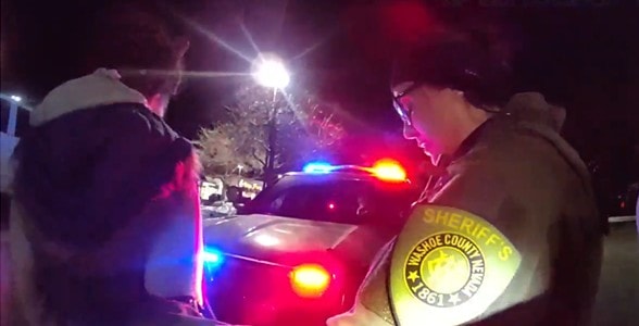 Arrestan a residente de Sparks por cargos de abuso infantil tras caída de un menor de un vehículo en movimiento