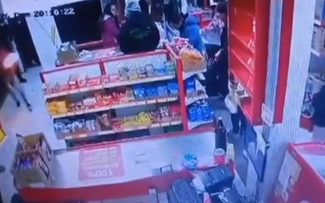 Valle de Chalco: Hombres lanzan bombas molotov a Tienda 3B dejando un menor y un hombre quemados