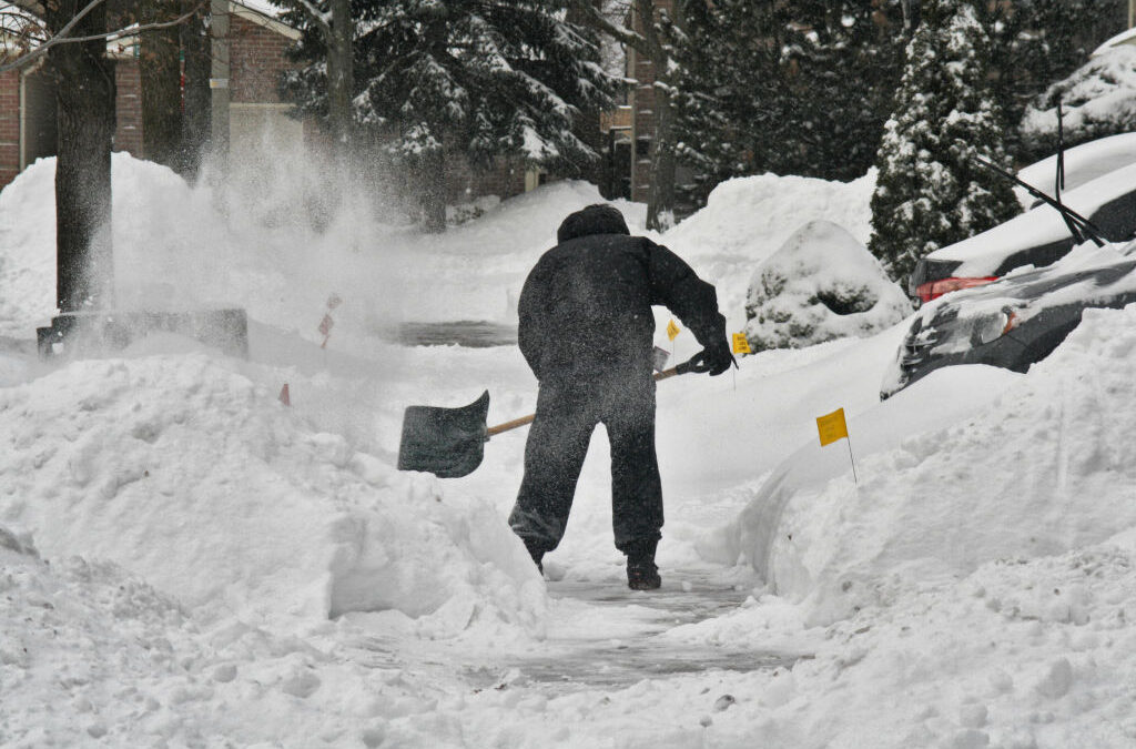 Más de 280,000 clientes sin luz en Massachusetts tras potente tormenta invernal