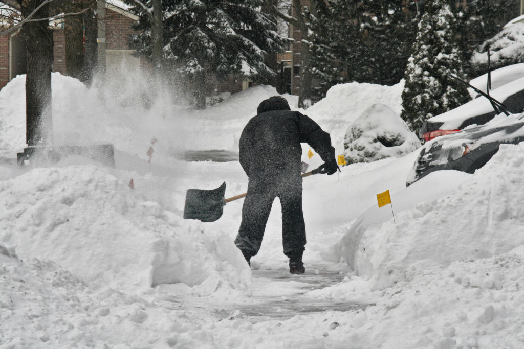 Más de 280,000 clientes sin luz en Massachusetts tras potente tormenta invernal