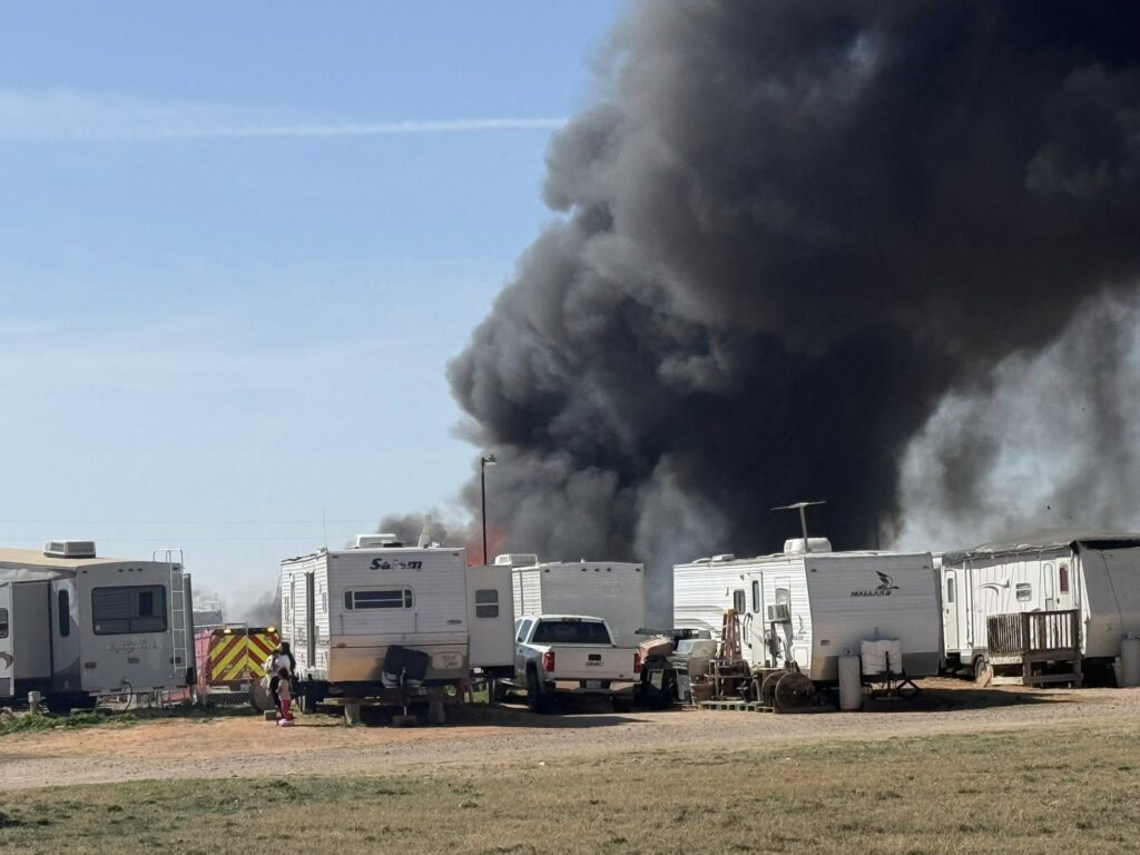 Bomberos Contienen Incendio en Tres Casas Rodantes y Una Camioneta en Midland