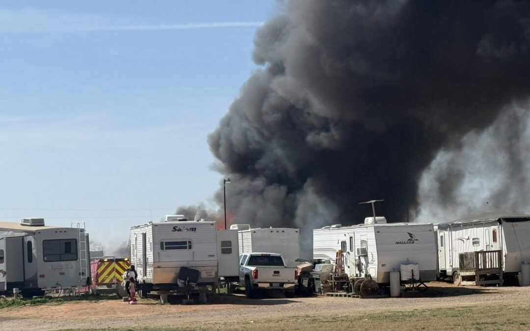 Bomberos Contienen Incendio en Tres Casas Rodantes y Una Camioneta en Midland
