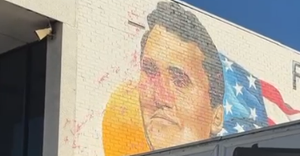 Vandalismo en El Paso: Tienda de Armas y Mural de Charlie Kirk Dañados