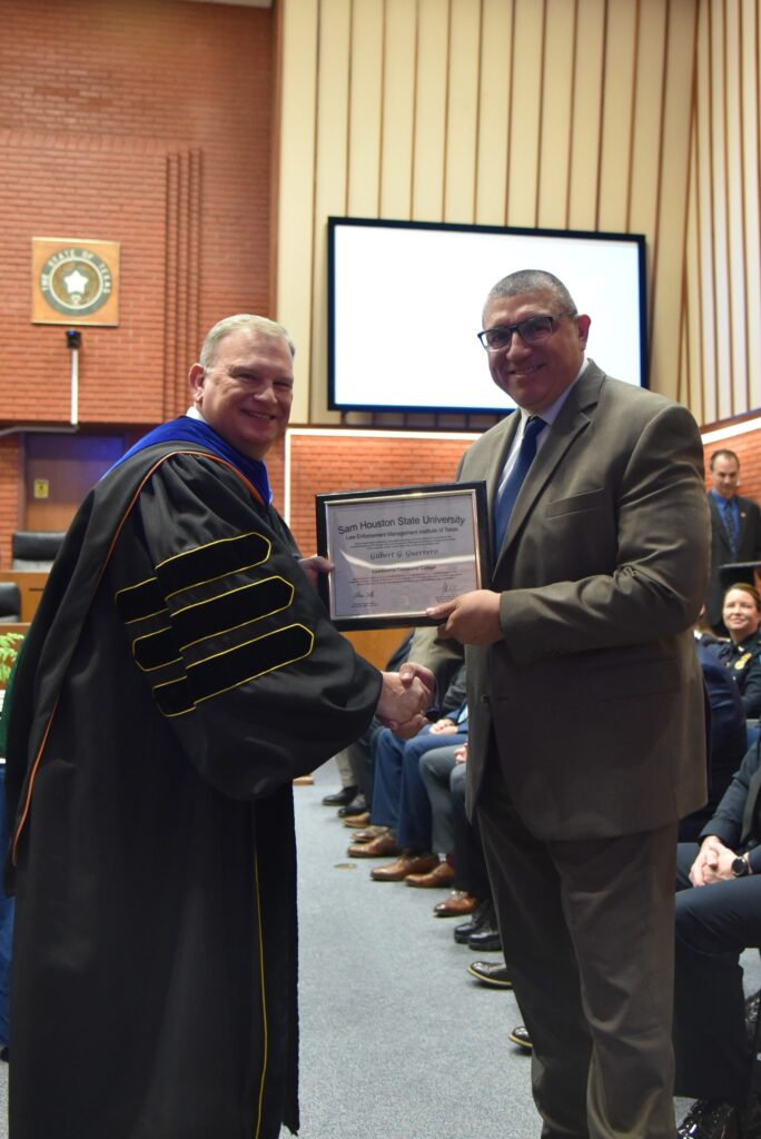 El Jefe Gilbert Guerrero se Gradúa del Leadership Command College de LEMIT