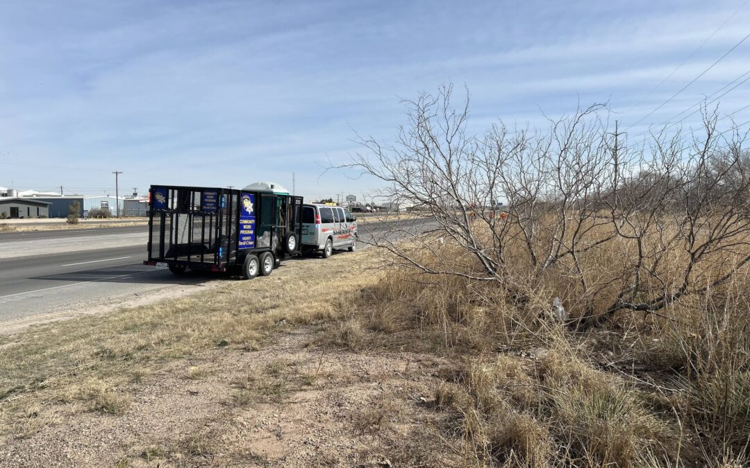 Reclusos del Condado de Midland Contribuyen a la Limpieza de East Highway 80