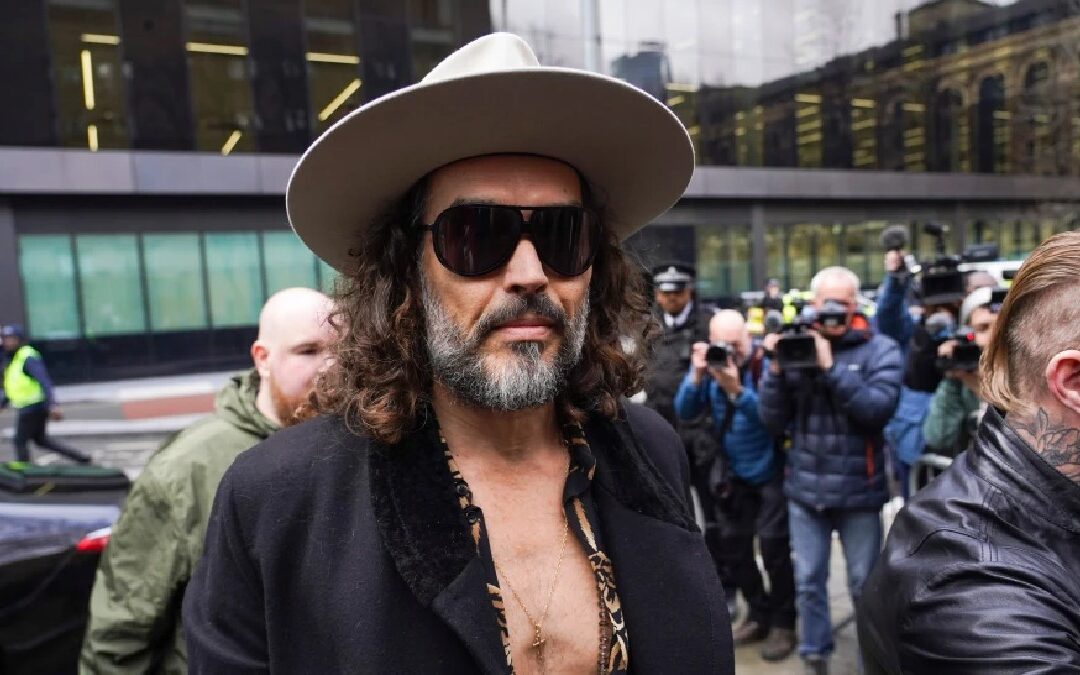 Ex pareja de Katy Perry se declara inocente ante nuevos cargos en Londres