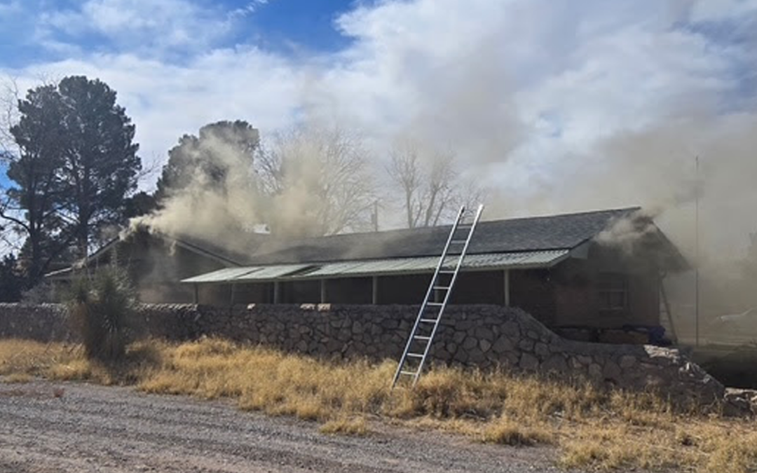Bomberos de Las Cruces Controlan Incendio Residencial en Cedardale Drive