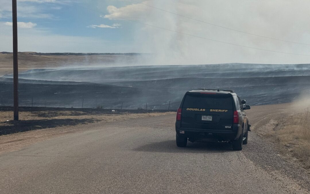 Incendio en Condado Douglas: 500 Acres Consumidos y Evacuaciones por Orden Oficial
